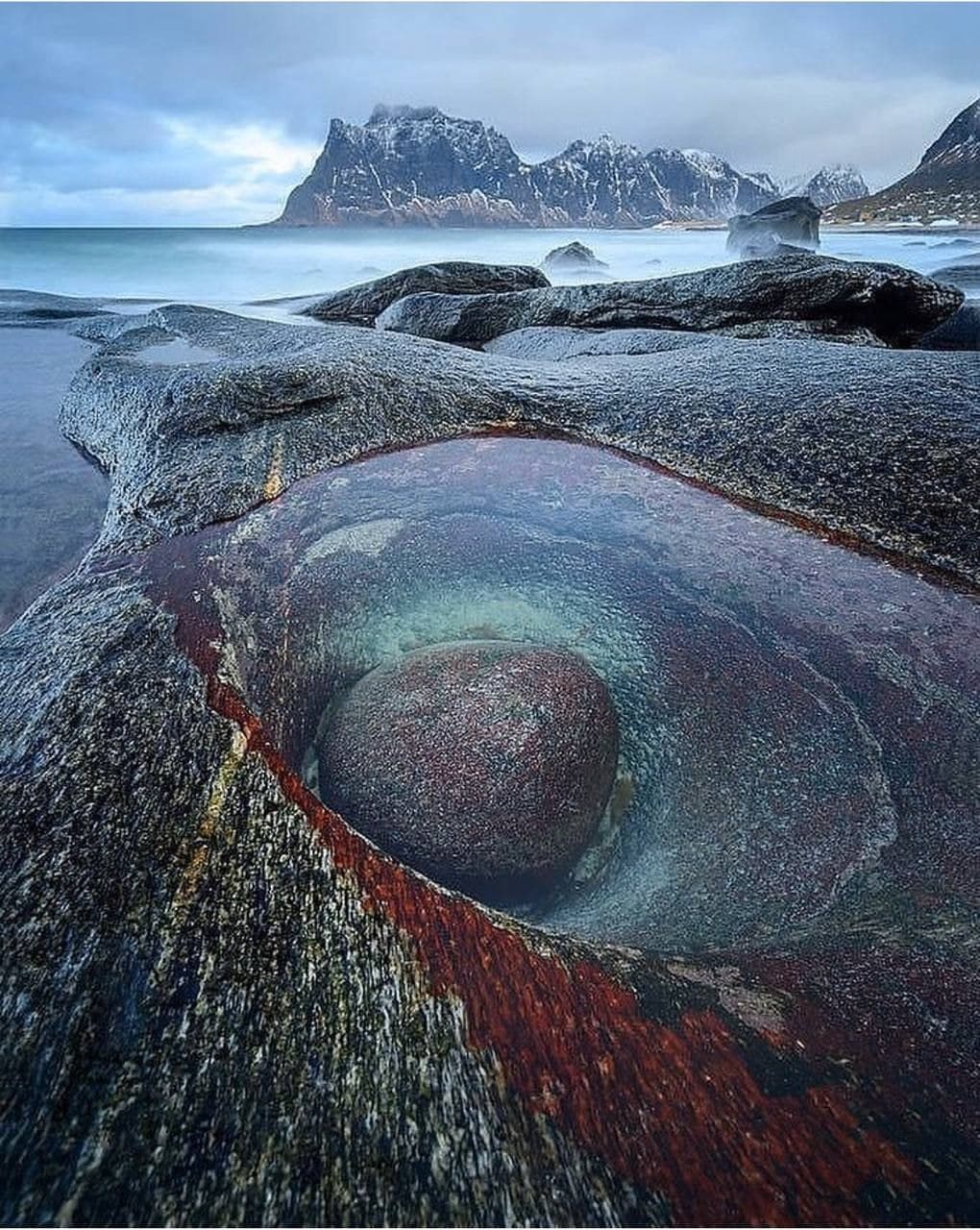 Глаз дракона на пляже Утакляйв на Лофотенских островах в Норвегии.