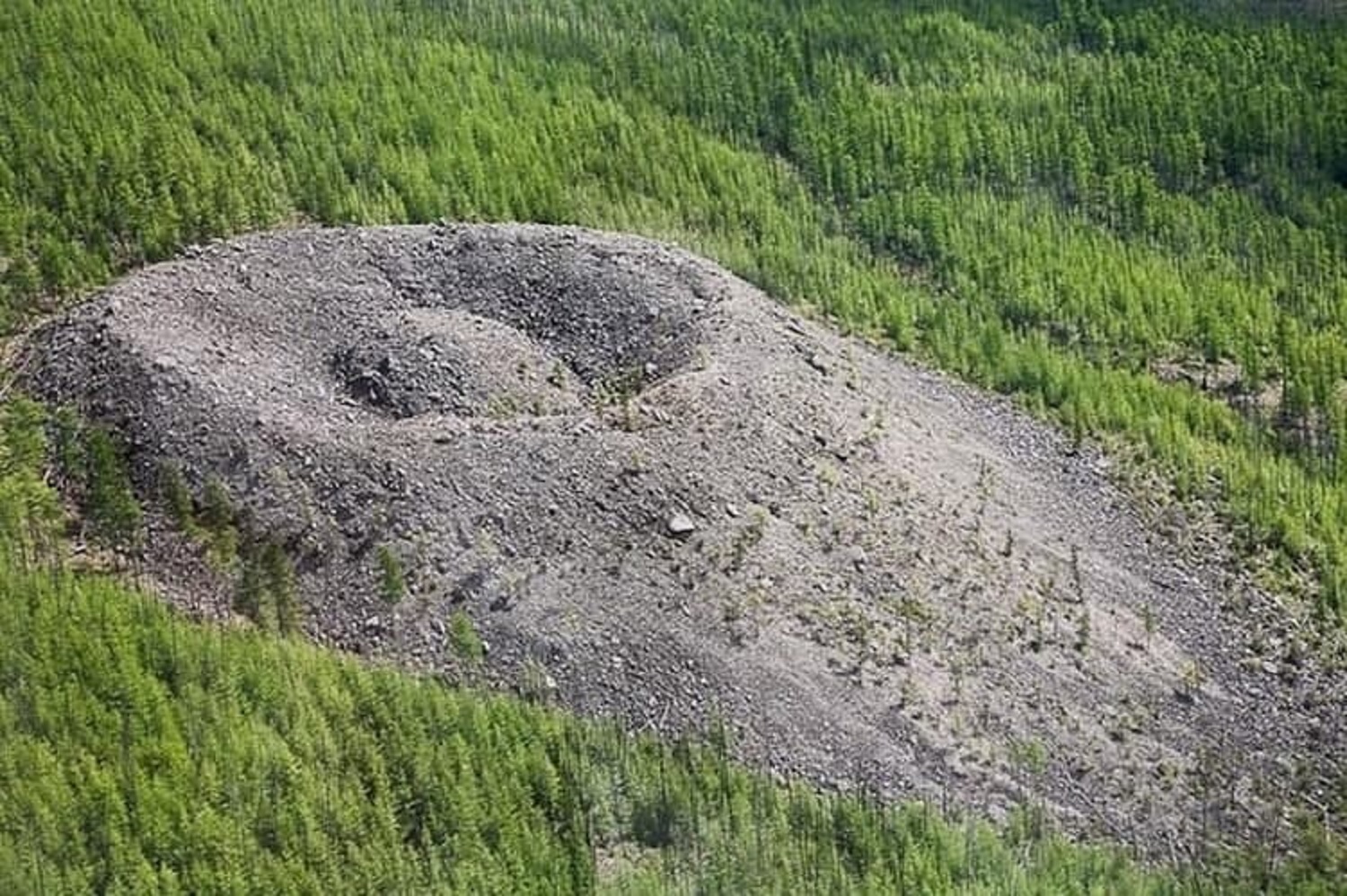 Загадочные объекты. Патомский кратер гнездо огненного орла. Патомский кратер в Иркутской области. Патомский кратер в Якутии. Конус Колпакова Патомский кратер.