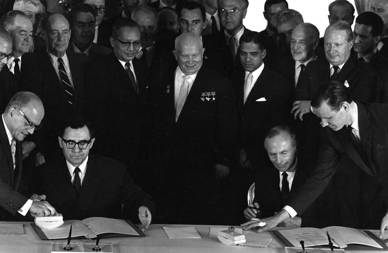 Подписание договора о запрете ядерных испытаний