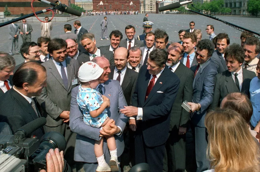 Визит Горбачева Рональд Рейган. Встреча Рейгана в Москве 1988. Горбачев и Рейган Москва 1988. Встреча Горбачева и Рейгана в Москве 1988.