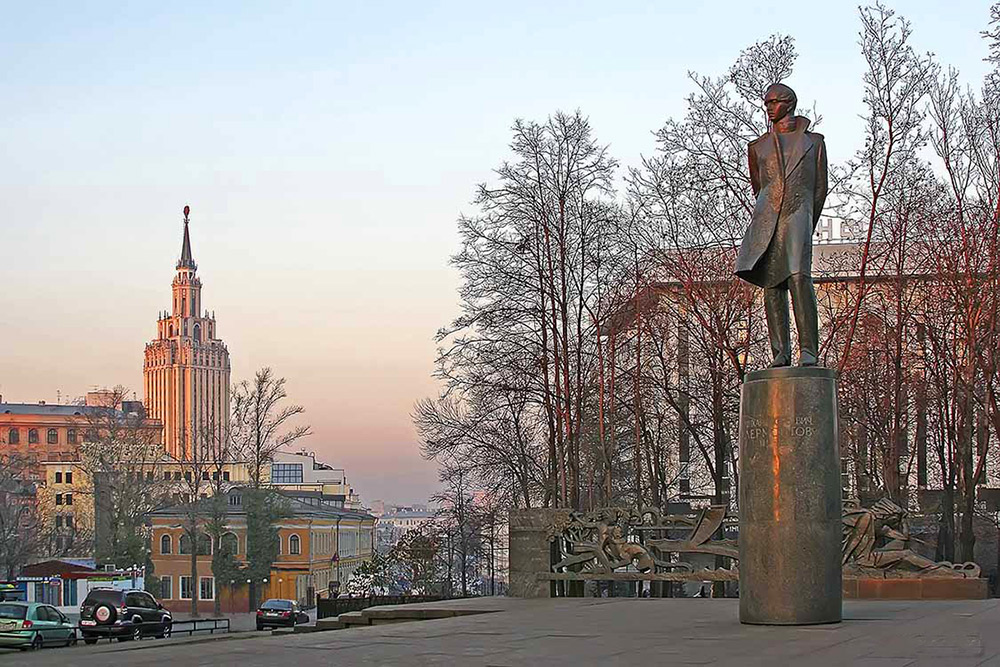 Памятник лермонтову в москве