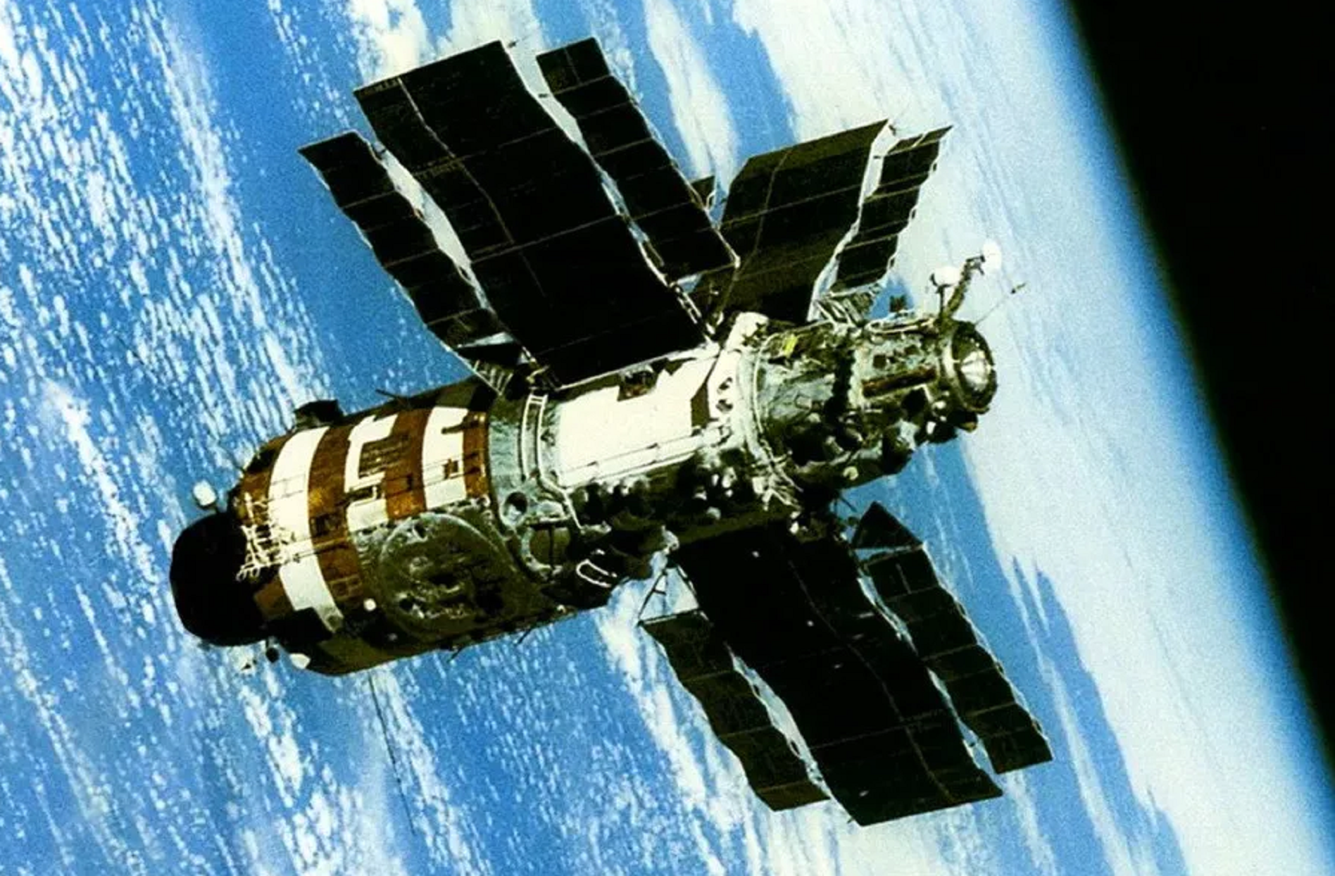 Советская станция в космосе. Салют-1 орбитальная станция. Орбитальная станция салют-7. Советская орбитальная станция салют. Космическая станция салют 1.