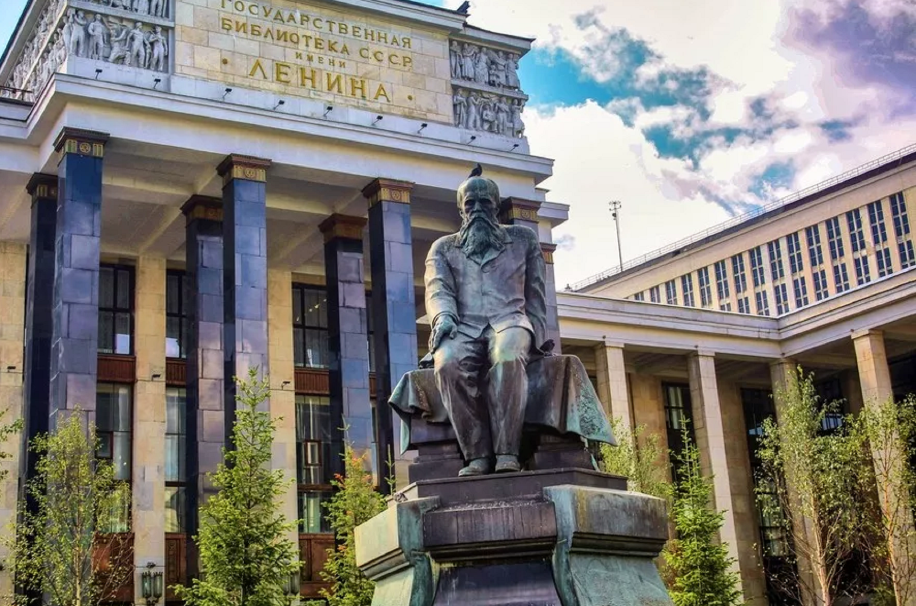 U library. Библиотека имени Ленина памятник Достоевскому. Памятник Достоевскому у библиотеки Ленина. Румянцевская библиотека в Москве 1862. Российская библиотека Ленина памятник.