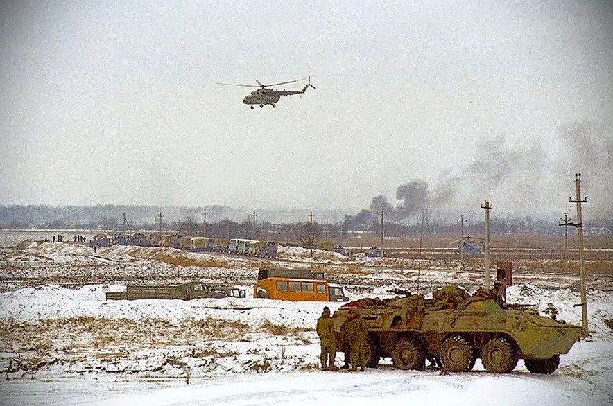 Села первомайское. 1996 Год первая Чеченская война -штурм села Первомайского. Теракт в Кизляре—Первомайском 1996. Теракт в Кизляре 1996 теракт в Кизляре 1996. 1996 Год Кизляр-Первомайское.