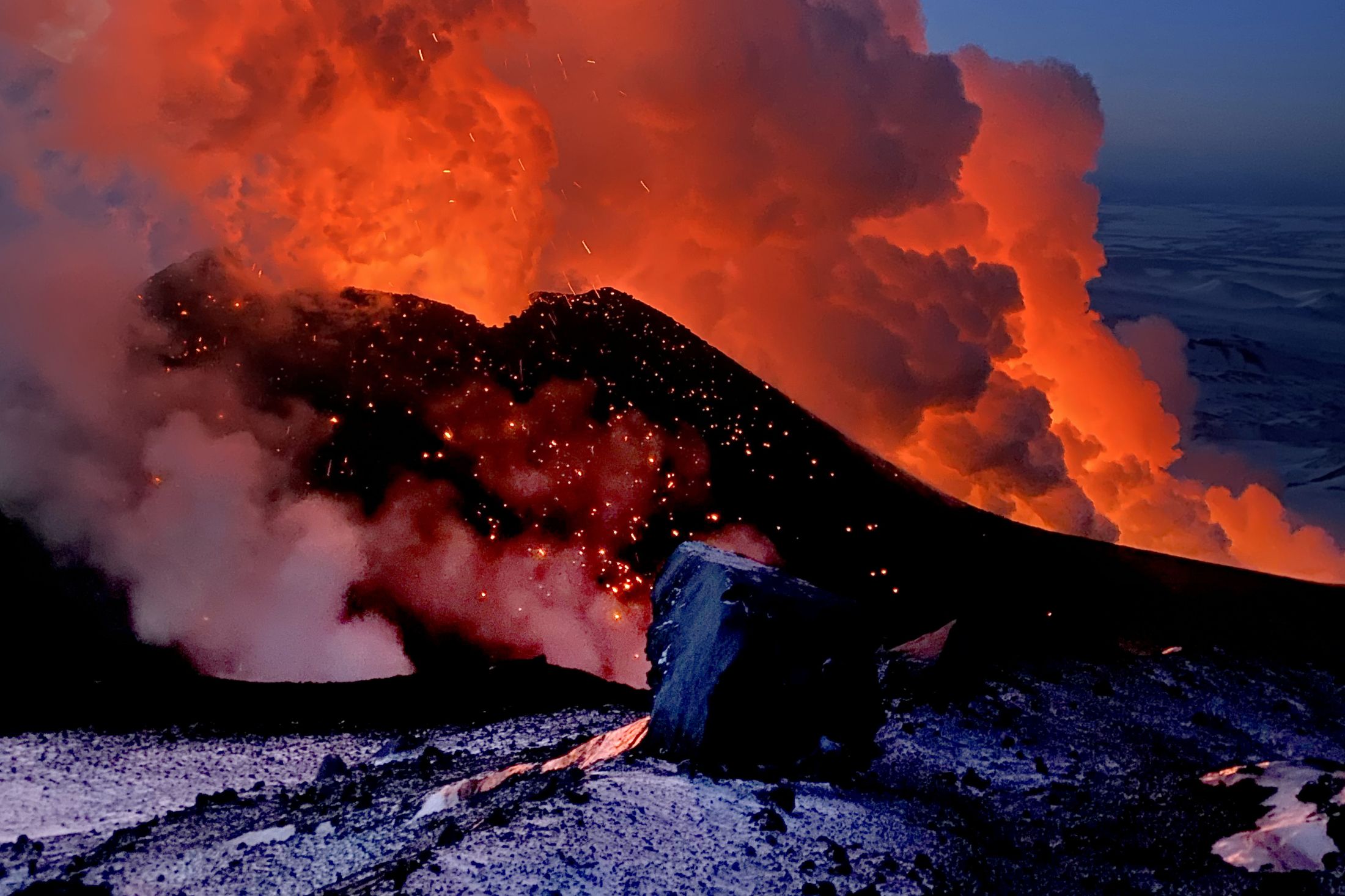 Самый опасный взрыв. Камчатка вулкан Ключевская сопка извержение. Взрыв вулкана Ключевская сопка. Извержение вулкана Ключевская сопка 2021. Камчатка Ключевская сопка извержение.