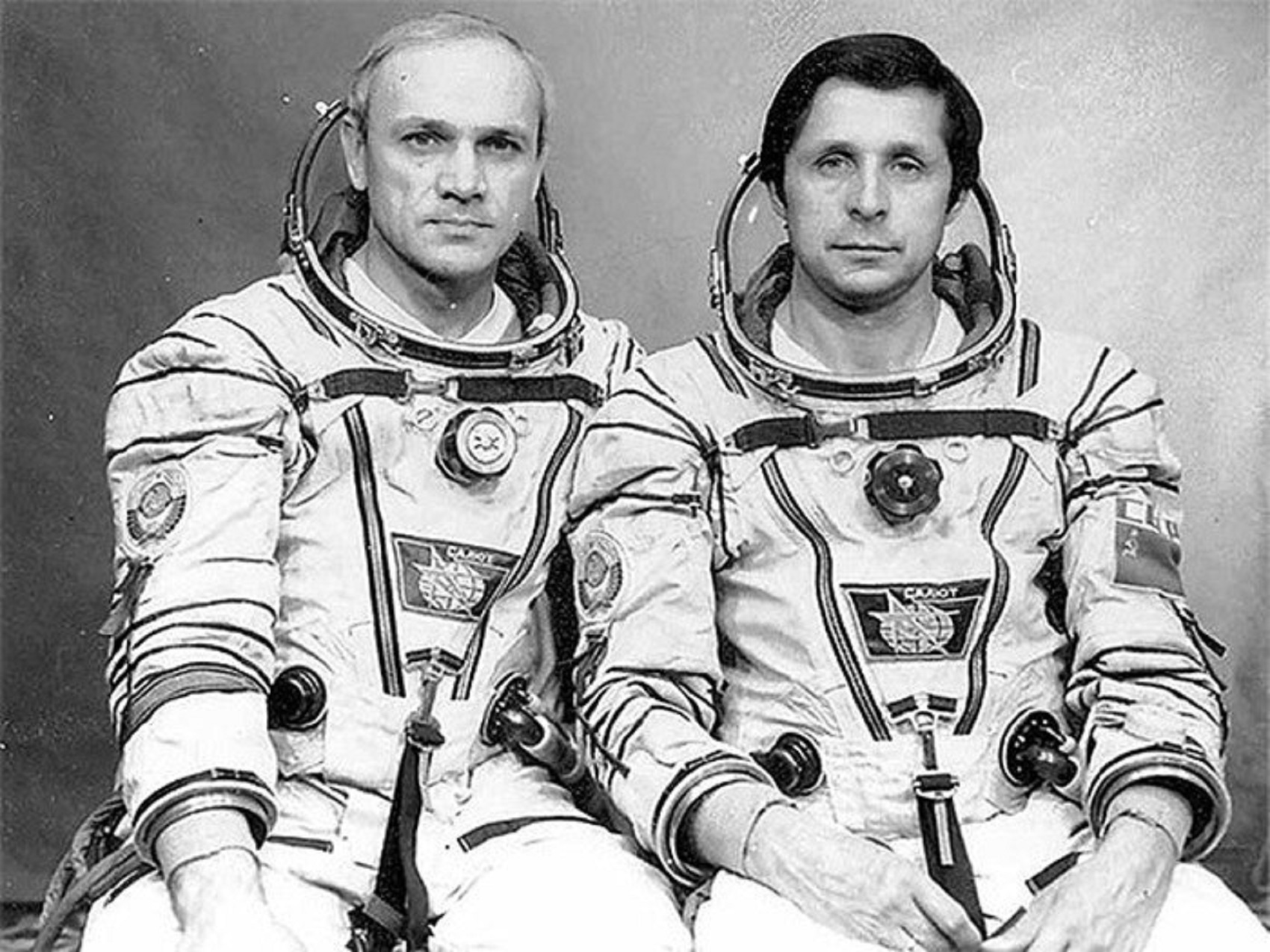 Станция салют 7 1985 год. Салют 7 космонавты Джанибеков и Савиных. Джанибеков и Савиных 1985. Салют 7 Джанибеков Савиных.