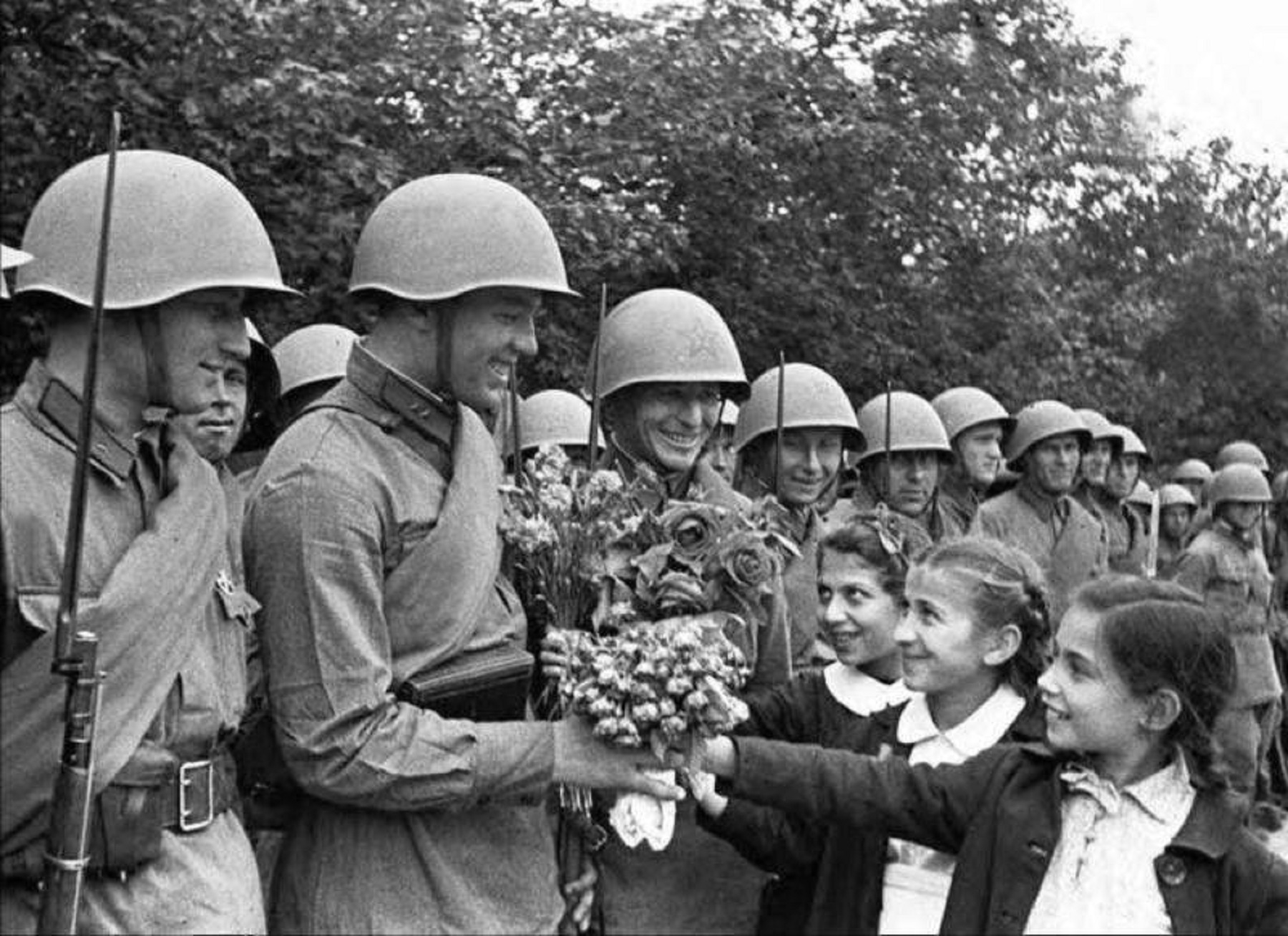 1940 дней в годах. 28 Июня 1940 освобождение Бессарабии. 28 Июня 1940 года в Молдавии. Советский солдат. Встреча советских воинов.