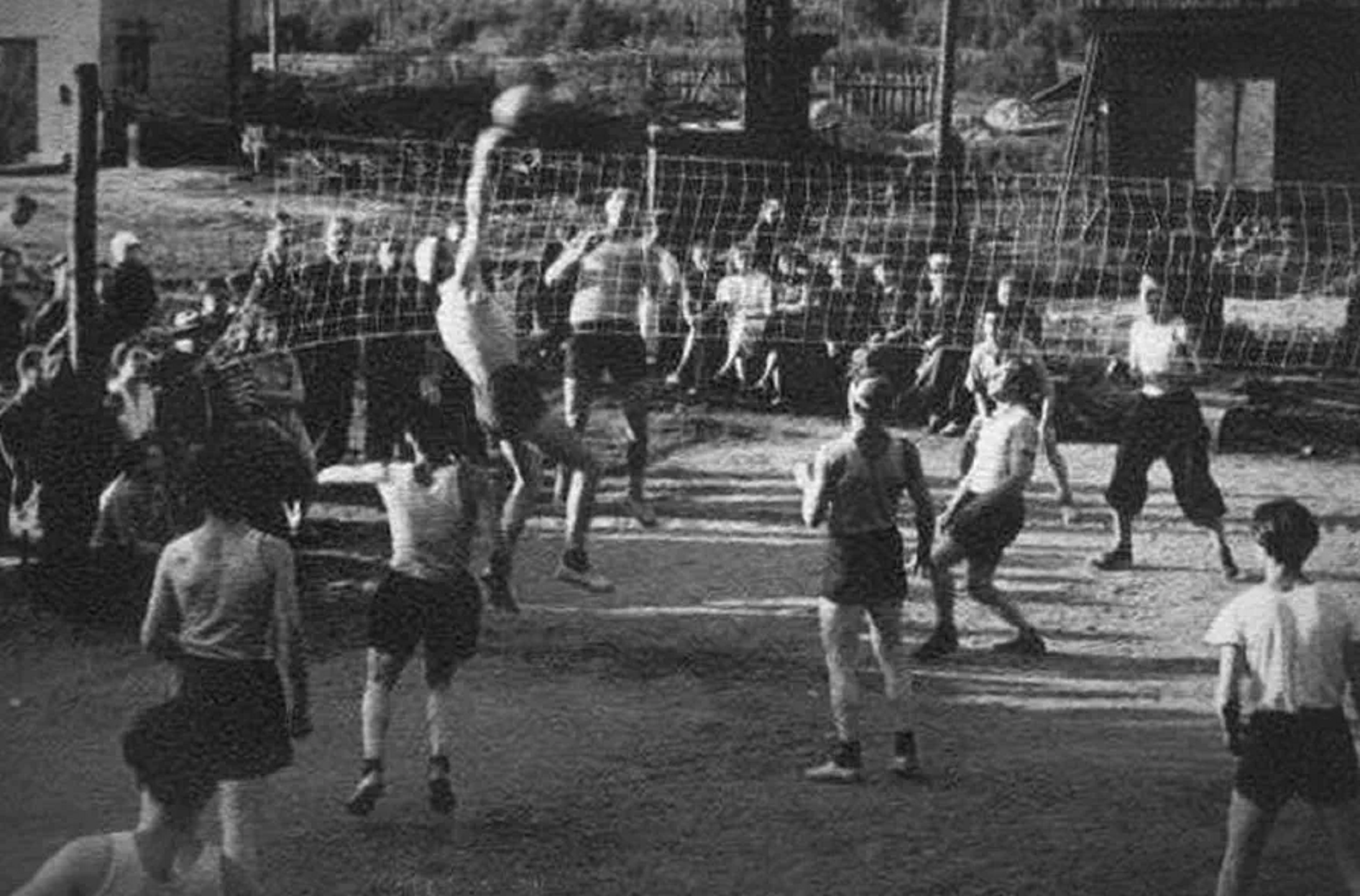 Первые международные соревнования по волейболу год. Волейбольный матч в Москве 28 июля 1923 года. Волейбол первый матч 1923. Волейбол в СССР 1923. 1923 Год волейбол.