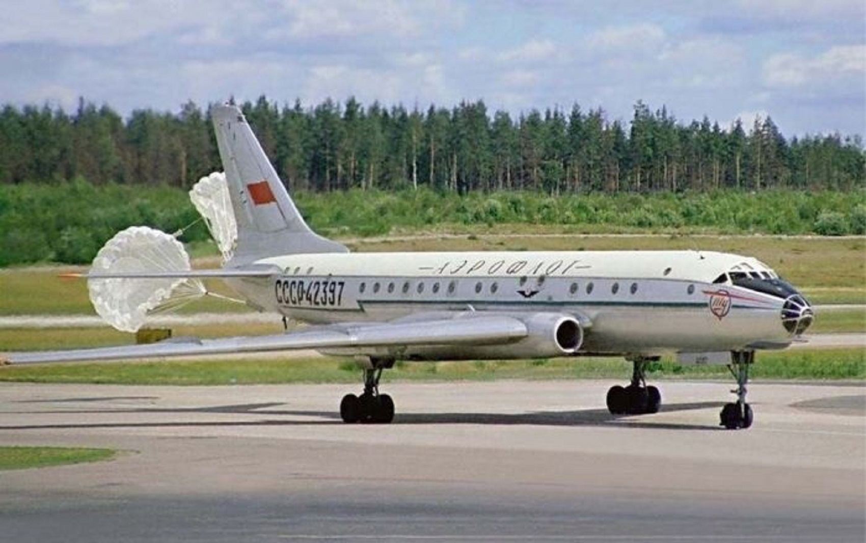 Первые реактивные пассажирские самолеты. Ту-104 пассажирский самолёт. Самолет Туполева ту 104. Ту-104 двухдвигательный реактивный самолёт. Ту 104 Аэрофлот.