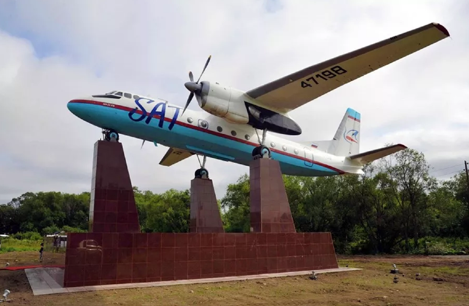 Памятники южно сахалинск. Памятник самолет Южно-Сахалинск. Южно-Сахалинск памятник самолет sat. АН 24 Южно-Сахалинск. АН 24 аэропорт Южно Сахалинска.