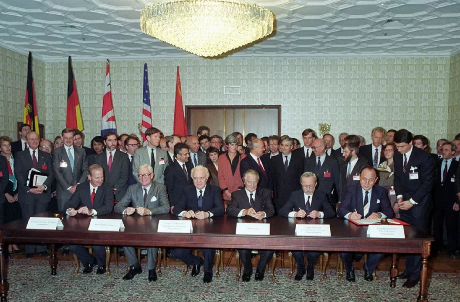 Подписан год. Переговоры 2+4 объединение Германии. 12 Сентября 1990 подписание договора об объединении Германии. Лотар де Мезьер 1990. Договор об окончательном урегулировании в отношении Германии.