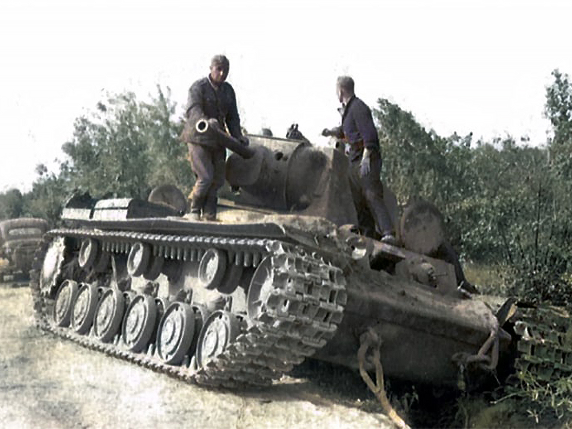 Немецкие танки против. Танк кв 1 Расейняй. Экипаж танка кв-1. Кв 1 1941 года. Экипаж танка кв 1 Расейняй.