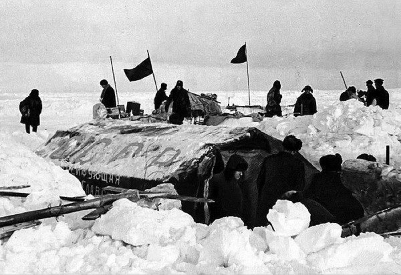 North pole 1. Станция Северный полюс 1937. Экспедиция Папанина на Северный полюс 1937. Северный полюс 1 станция дрейфующая первая. Северный полюс 1 Папанин.