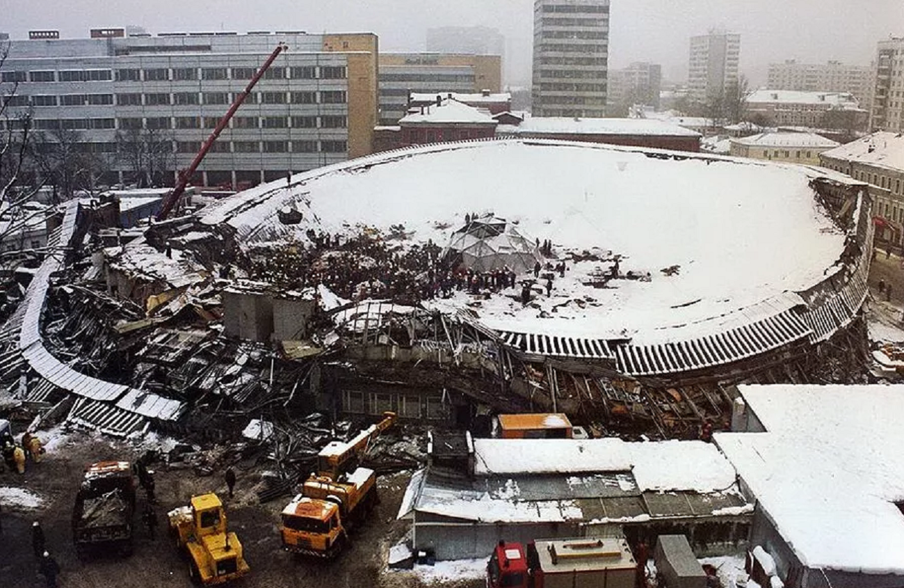 4 января 2006 год. Обрушение кровли Басманного рынка в Москве — 23 февраля 2006 года. 2006 В Москве обрушился торговый комплекс «Басманный рынок». Басманный рынок обрушение. Обрушение Басманного рынка 23.02.2006.