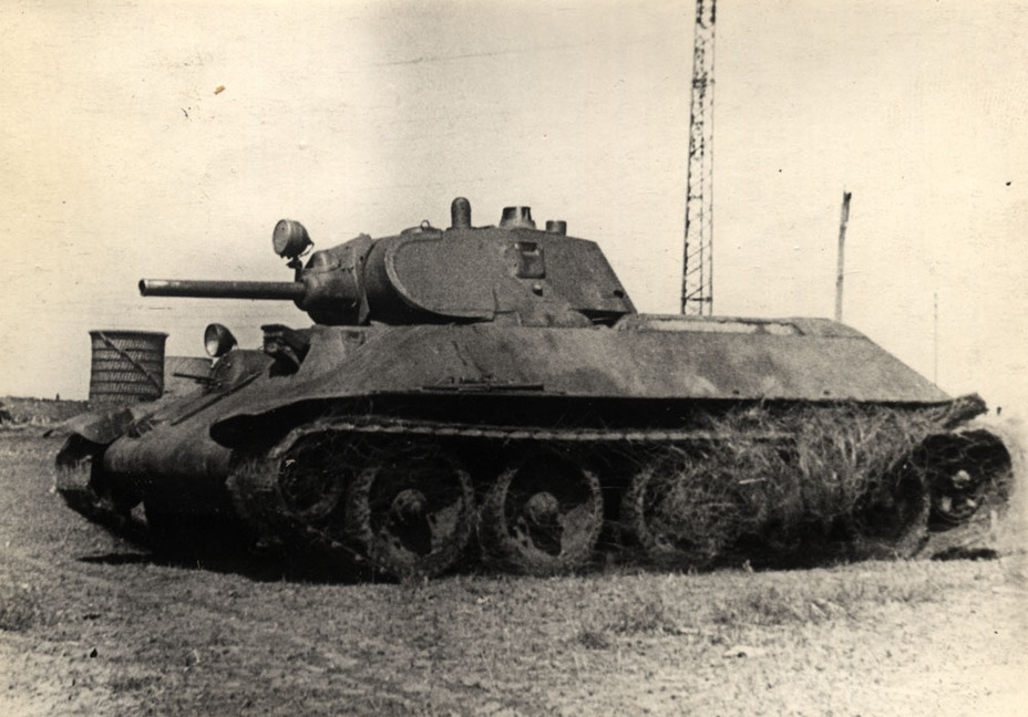 10 февраля 1940 года на войсковые испытания вышел первый образец среднего танка А-34 (Т-34)