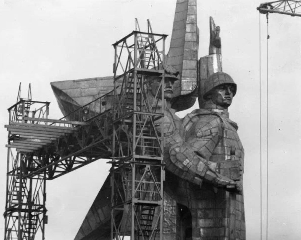 8 мая 1984 года - В Донецке был торжественно открыт величественный памятник «Твоим освободителям, Донбасс»