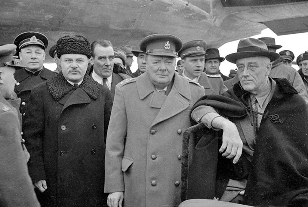 Где в феврале 1945 года. Рузвельт Черчилль Сталин конференция Ялта. Черчилль Ялтинская конференция. Черчилль и Сталин в Ялте. Сталин Рузвельт Черчилль Ялтинская конференция фото.