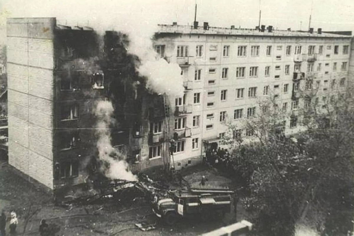 27 марта 1972 года - Таран самолётом Ан-2 дома в Ворошиловграде - Русский  Исполин