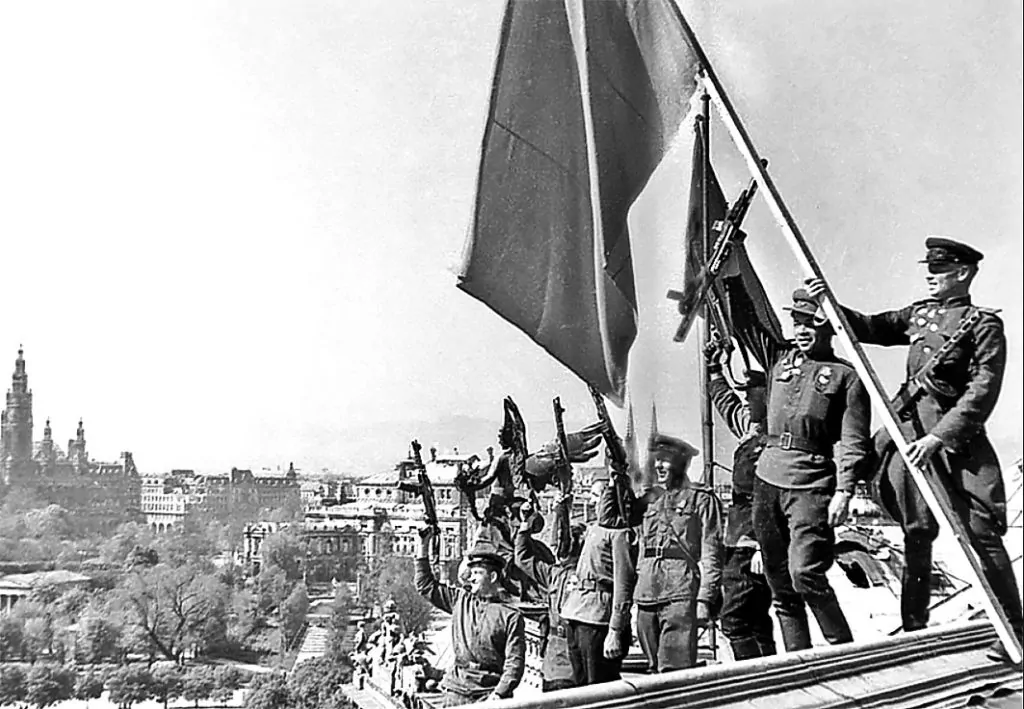 13 апреля 1945 года - Войска 2-го и 3-го Украинских фронтов заняли Вену