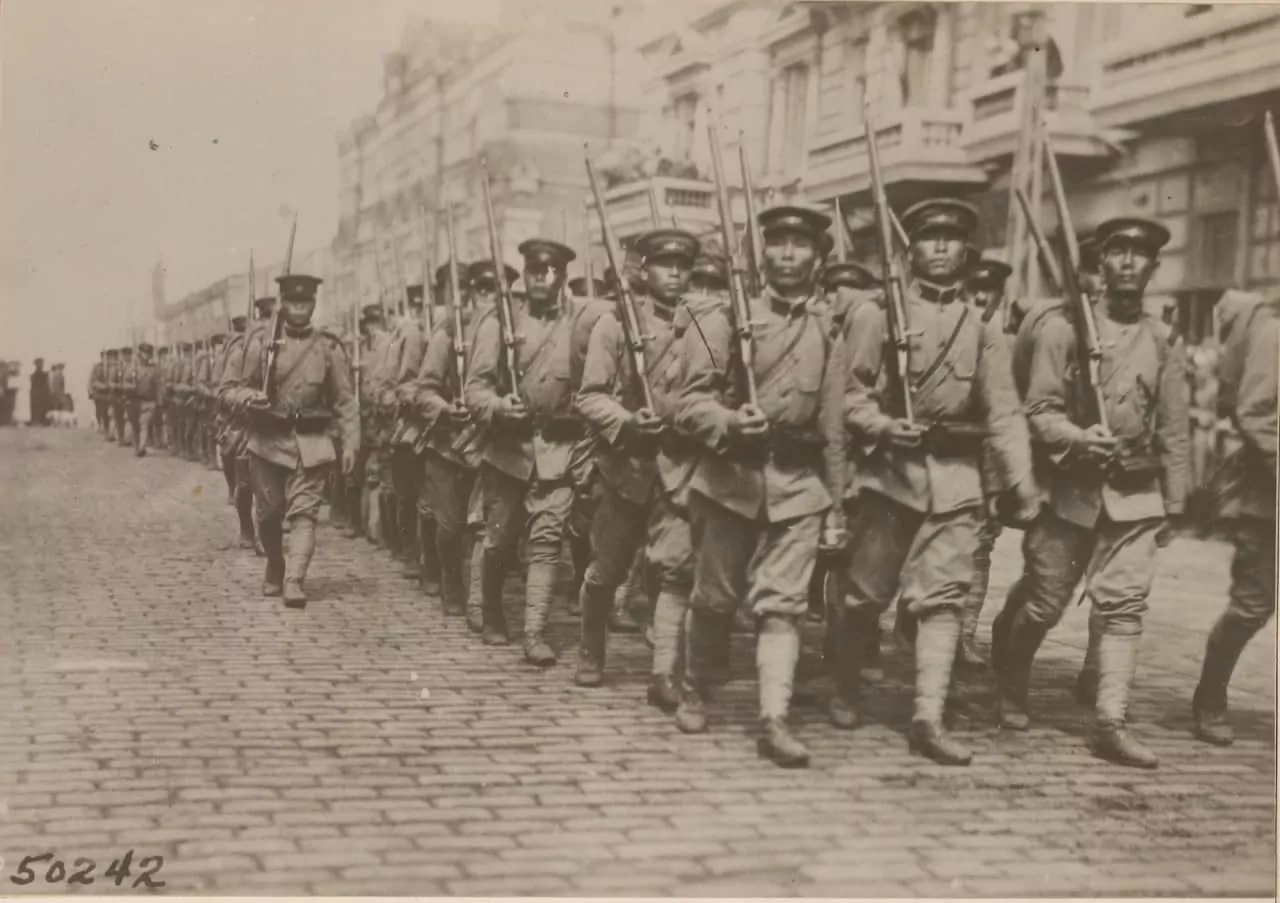 Американцы во владивостоке. Японские интервенты Владивосток 1918. Владивосток парад интервентов 1918. Японские войска во Владивостоке в 1918 году. Высадка японских войск во Владивостоке 1918.