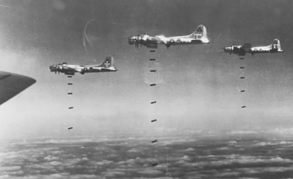 Бомбардировки второй мировой войны. Войны 1941-1945 самолеты бомбят. Немецкие бомбардировки второй мировой войны.