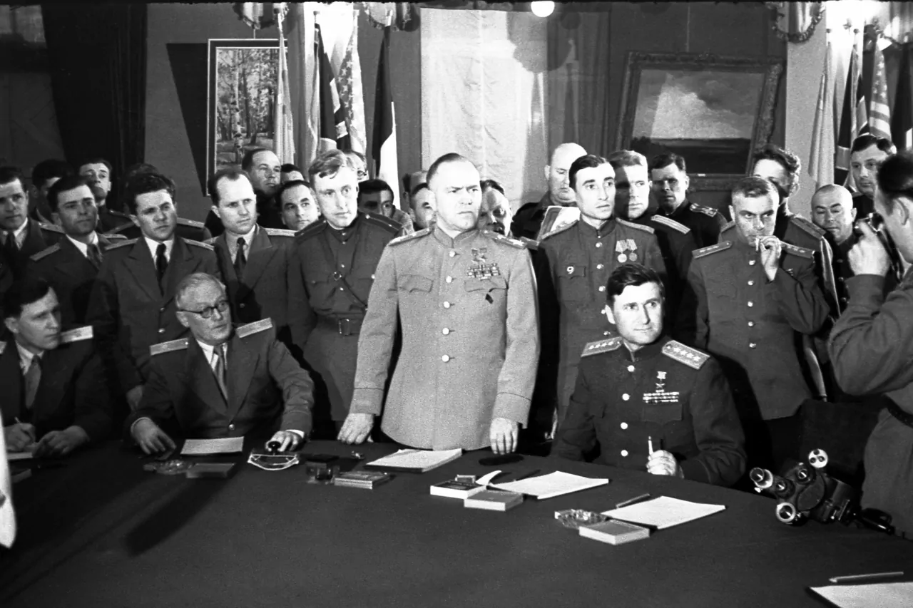 7 мая 1945 года - Подписан Акт о капитуляции Германии