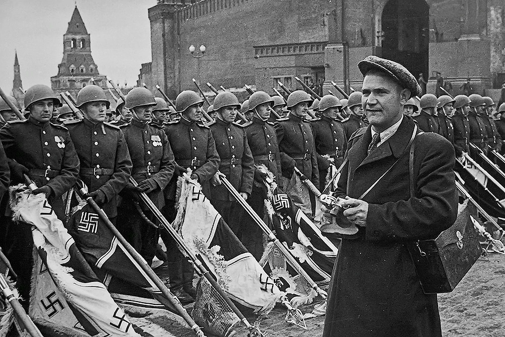 Знаменитый парад победы в москве 1945. Евгений Халдей парад Победы. Парад Победы 1945 Халдей. Евгений Халдей фотокорреспондент. Евгений Халдей Рейхстаг.