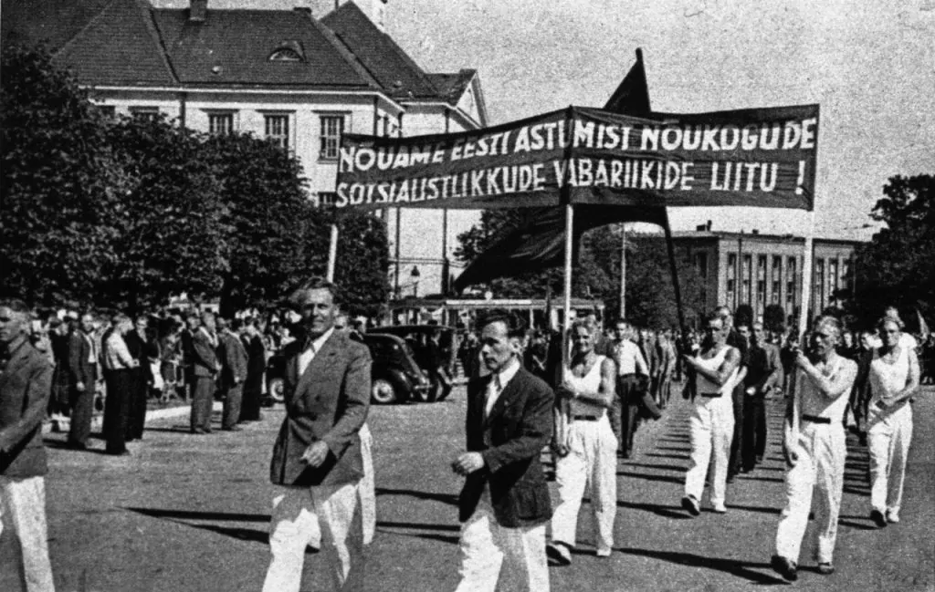 Оккупация латвии. 1940 Год присоединение Эстонии к СССР. Советская оккупация Латвии Литвы и Эстонии год. Латвия в 1940 году. Литва митинг за присоединение к СССР.