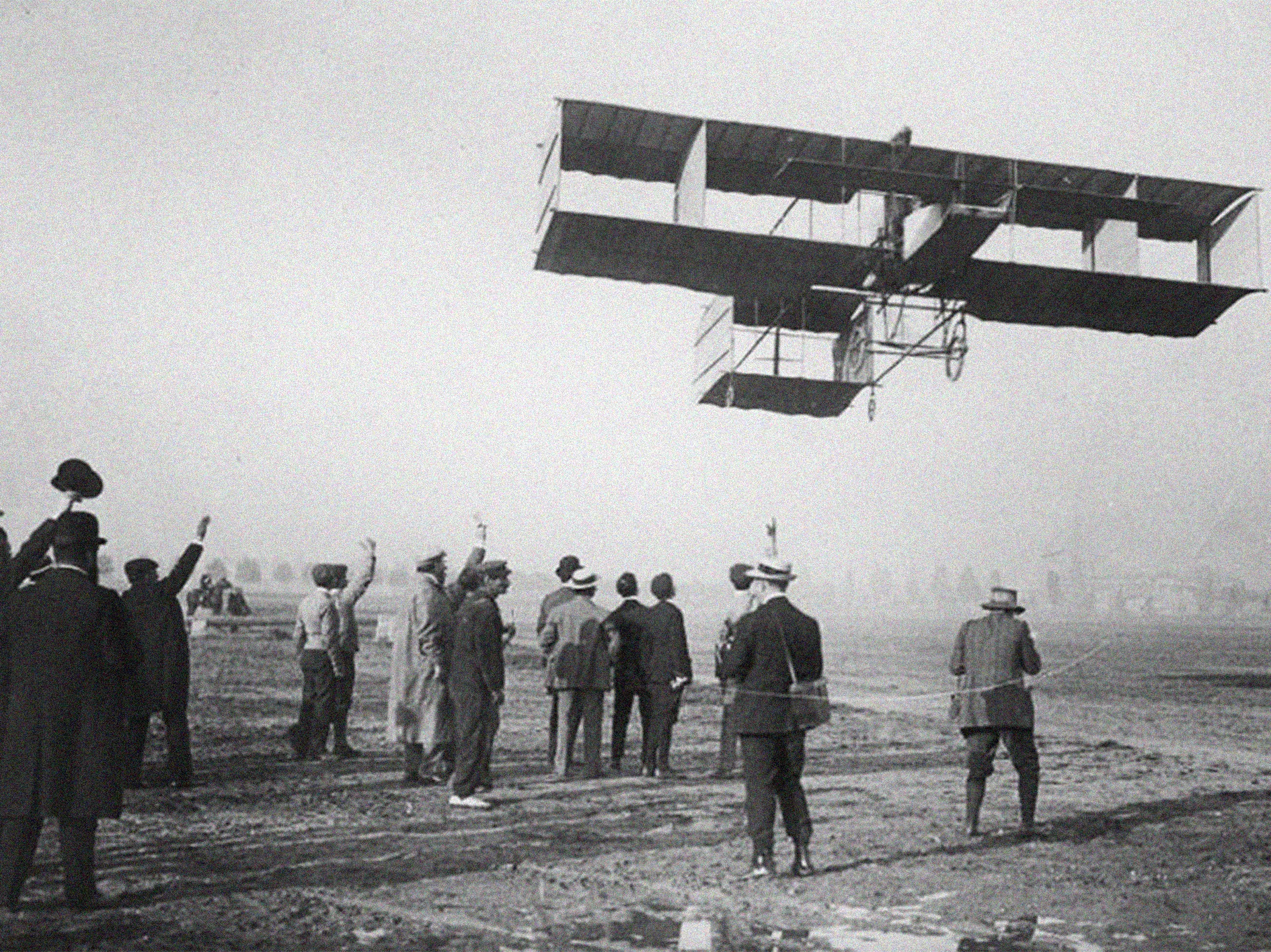 Самолет находящийся в полете преодолевает 165. Братья Райт первый самолет. Фарман Голиаф самолет. Биплан Фарман 1907. Братья Вуазен.