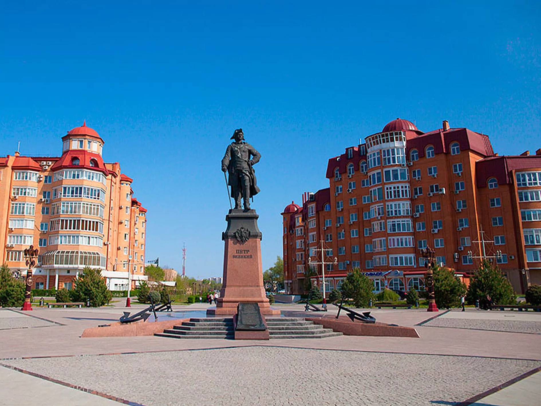 Памятник петру 1 в астрахани. Памятник Петру Астрахань. Астрахань набережная Петр 1. Астрахань набережная памятник Петру.