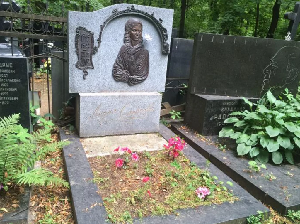 Могила Лидии Смирновой на Введенском кладбище.