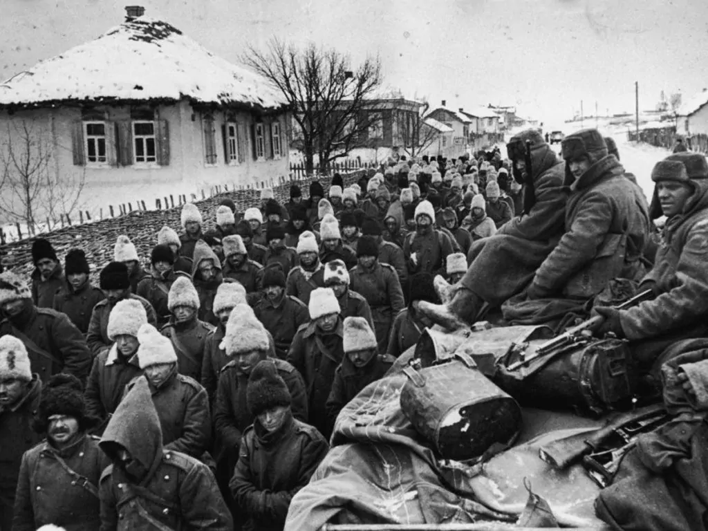 Румыны 1942 Сталинград. Пленные румыны под Сталинградом. Немецкие военнопленные 1942 Сталинград. Пленные румыны 1941.